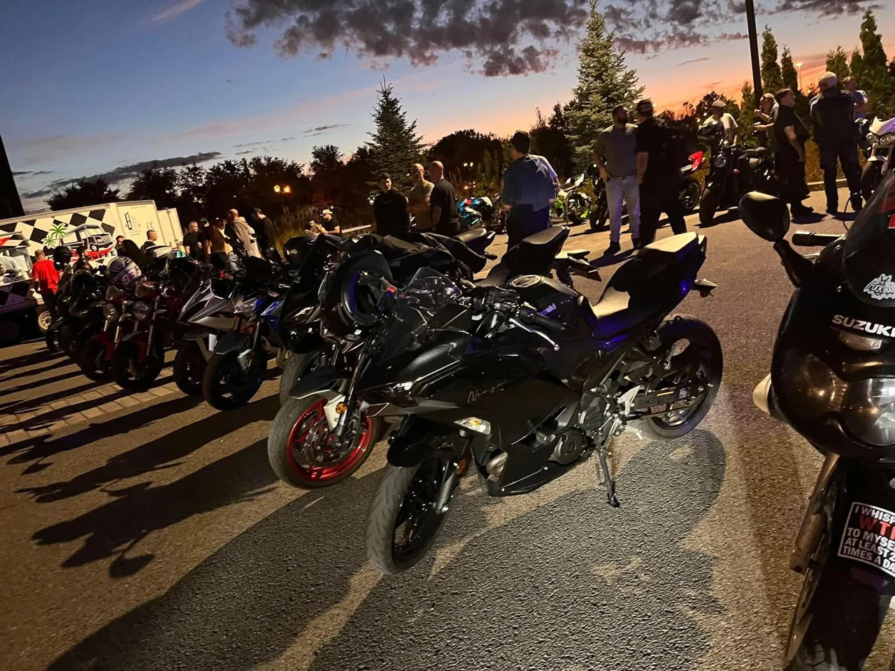 Rencontre de motocyclistes au coucher du soleil